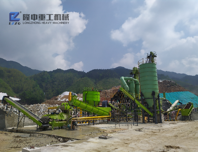 清洗石英砂用哪種設(shè)備比較好？當(dāng)然是洗砂機(jī)